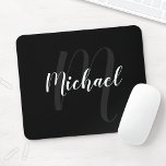 Mousepad Monograma Personalizado de Script Moderno e Nome P<br><div class="desc">Monograma Personalizado e Presente de Nome com nome personalizado no estilo de fonte do script moderno branco e monograma no estilo de fonte do script moderno da cinza como fundo em fundo preto.</div>