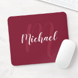Mousepad Monograma Personalizado Moderno e Nome Vermelho Bo<br><div class="desc">Monograma Personalizado e Presente de Nome com nome personalizado no estilo de letra branco do script moderno e monograma no estilo de letra moderno vermelho-vermelho-claro como fundo sobre fundo vermelho-burgundy.</div>
