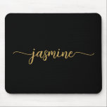 Mousepad Monograma Personalizado Simples Feminino Preto e D<br><div class="desc">Mousepad personalizado com monograma de nome simples minimalista preto e dourado. Este design apresenta seu primeiro nome em uma linda tipografia de letra manuscrita com cauda swash em preto e dourado. Estes são fáceis de personalizar. Ótimo presente feminino elegante para aniversário, chá de noiva, dia das mães, aniversário de 16...</div>