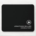 Mousepad Monograma preto e branco minimalista<br><div class="desc">Atualize o seu espaço de trabalho com este mínimo mouse preto e branco com um simples monograma branco simples em tipografia clássica de blocos. O mouse pad é projetado com um fundo preto elegante, que lhe dá um toque de sofisticação. Sua superfície lisa garante uma navegação precisa e confortável do...</div>