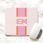 Mousepad Monograma Retro Cor-de-rosa<br><div class="desc">Atualize seu espaço de trabalho com um mouse personalizado que combina o charme de vintagem e a funcionalidade moderna. Seu monograma ganha palco central em uma fonte sans serif ousada, aprimorada por um efeito de sombra que adiciona profundidade e dimensão. A paleta retrorcolorida traz um toque lúdico, mas sofisticado, fazer...</div>
