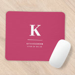 Mousepad Monograma tipográfico moderno, cor-de-rosa-mínimo<br><div class="desc">Um design vertical minimalista em estilo elegante com uma cor rosa-quente e um monograma inicial tipográfico grande. O texto pode ser facilmente personalizado para um design tão exclusivo quanto você!</div>
