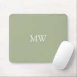 Mousepad Monograma Verde Sage Inicializa Minimalista<br><div class="desc">Este lindo mouse pad apresenta um design verde de sábio minimalista com suas iniciais monográficas ou texto personalizado em branco.</div>