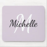 Mousepad Monograma Violeta Moderna   Nome<br><div class="desc">Design moderno com fundo roxo claro e primeiro nome e monograma personalizado girino</div>