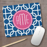 Mousepad Monogramas de padrão geométrico rosa-quente e azul<br><div class="desc">Um design de zague em tons frescos e alegres. Se precisar ajustar o monograma,  clique no botão personalizar e faça alterações.</div>