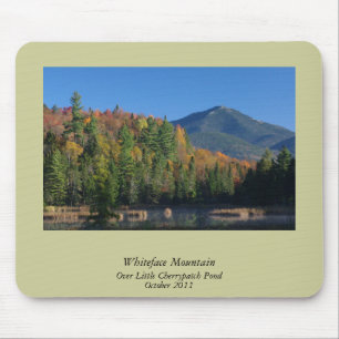 Mousepad Montanha Whiteface sobre Pequeno Pond de Cherrypat