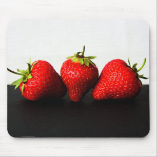 Mousepad Morangos Em Branco Sobre Mcn Preto