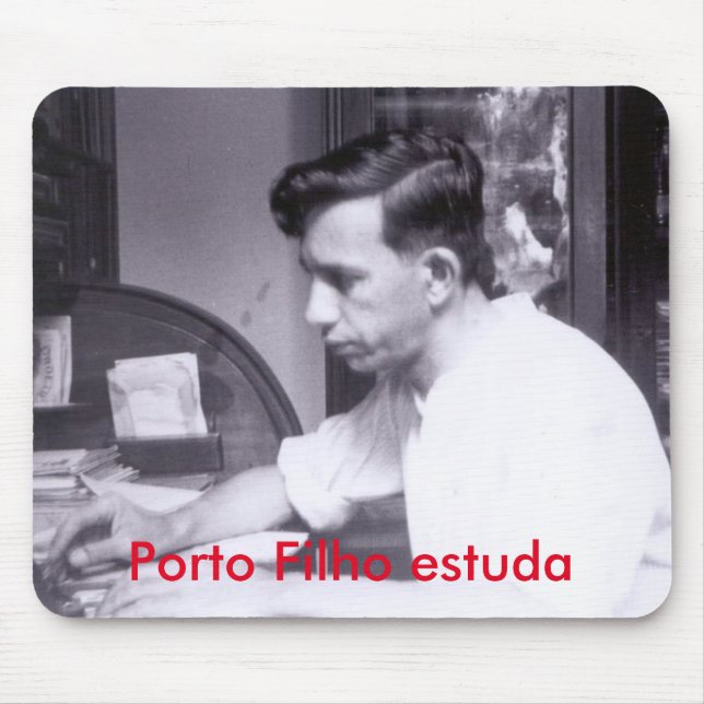 Mousepad mostra alguém estudando. (Frente)