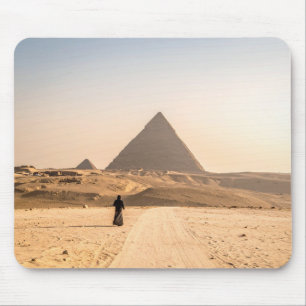 Mousepad Mulher de Hijab nas Pirâmides
