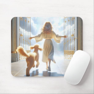 Mousepad Mulher e Goldendoodle na Porta do Céu