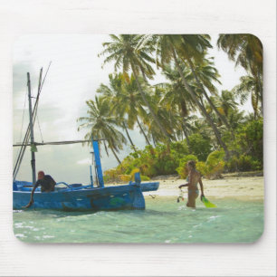 Mousepad Mulher em pequeno barco de pesca tradicional,