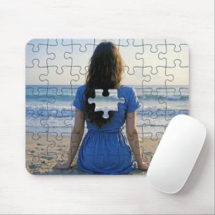 Mousepad Mulher em uma praia com um pedaço de Quebra-cabeça