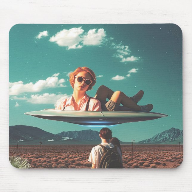 Mousepad Mulher Relaxando em OVNI no Deserto (Frente)