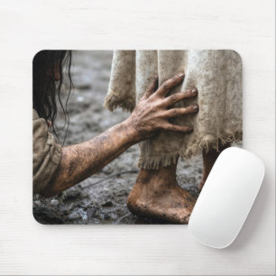 Mousepad Mulher Tocando a Roupa de Jesus