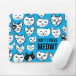Mousepad Não enfatize o padrão de cabeça de gato MEOWT azul<br><div class="desc">Veja este incrível padrão engraçado de gatos! Personalize-o adicionando seu próprio texto. Verifique meu compro para mais cores e padrões! Se você o comprar,  obrigado! Certifique-se de compartilhar uma foto no Instagram dele em ação e marque-me @shoshannahscribbles :)</div>