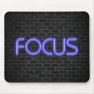 Mousepad néon brilhante Foco texto no tijolo