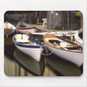 Mousepad Névoa cerca quatro barcos atracados.