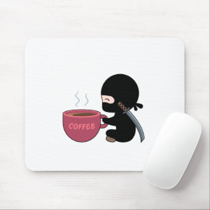 Mousepad Ninja minúsculo com a grande caneca de café