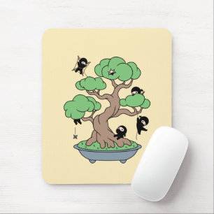 Mousepad Ninjas minúsculo na árvore dos bonsais no amarel
