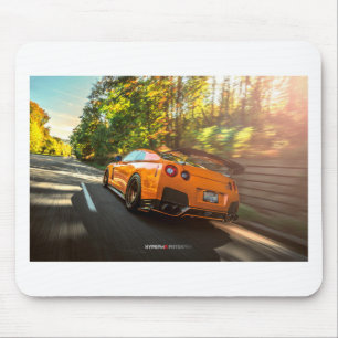 Mousepad Nissan GT-R alaranjado que rasga-se através das