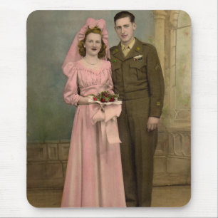 Mousepad noiva e noiva soldado dos anos 40 de vestido rosa