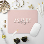 Mousepad Nome Chic Monograma Cinza Cor-de-rosa Esbranquiçad<br><div class="desc">Decorra sua casa com as cores cor-de-rosa e cinza mais modernas, com o nome duplo de design monograma. Muito obrigado por apoiar a nossa pequena empresa, que muito apreciamos! Estamos tão felizes que você ama esta design tanto quanto nós, e adoraria convidá-lo para fazer parte de nosso novo grupo privado...</div>