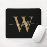 Mousepad Nome com Letra Inicial Monograma Preto Elegante e<br><div class="desc">Elegante e feminino mousepad preto e dourado simples minimalista monograma inicial nome personalizado. Este design simples minimalista cor lisa apresenta seu primeiro nome em uma linda tipografia de letra manuscrita com floreio (ou caligrafia), monograma inicial. Estes são fáceis de personalizar. Ótimo presente feminino e elegante para aniversário, dia das mães,...</div>