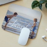 Mousepad Nome da Família Personalizada de Modelo de Foto Mo<br><div class="desc">O Mouse Pad de Nome Personalizado da Família de Modelo de Foto Moderno Simples apresenta a sua foto favorita com o nome personalizado da sua família. Faz um presente fantástico para o Natal, aniversário, aniversário, Dia de as mães, Dia de os pais, Dia dos Avós e muito mais. Personalize editando...</div>