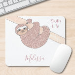 Mousepad Nome da Vida Útil da Largura Rosa Esbranquiçada<br><div class="desc">Esta pastilha engraçada e engraçada de mouse é decorada com uma preguiça sorridente rosa dourada pendurada de um galho e com as palavras Sloth Life. Você pode personalizá-lo alterando o nome e as palavras. Original Watercolor © Michele Davies</div>