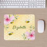 Mousepad Nome das florais cor-de-rosa das abelhas-do-mato-a<br><div class="desc">Fundo amarelo,  branco com um padrão de mel. Decorado com flores tropicais cor-de-rosa,  hibisco e abelhinhas felizes. Seu nome foi escrito com um script de estilo escrito com uma mão verde. Perfeito para o seu espaço de trabalho,  escritório!</div>