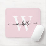 Mousepad Nome de Letra Elegante Cor-de-Rosa Feminino Monogr<br><div class="desc">Elegante Rosa Bege Minimalista Simples Monograma Inicial Nome Assinatura Personalizada Script mousepad personalizado. Este design simples minimalista de cor lisa apresenta seu primeiro nome em uma linda tipografia de letra manuscrita com rabiscos (ou caligrafia), monograma inicial em branco e preto sobre fundo rosa bege. Estes são fáceis de personalizar. Ótimo...</div>