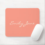 Mousepad Nome de Script Manuscrito Manuscrito de Pêssego El<br><div class="desc">Este mouse pad personalizado apresenta seu nome em lindas letras escritas à mão em um fundo de coral de pêssego na moda. ideia de presente de excelente.</div>