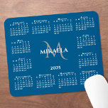 Mousepad Nome do Monograma Chic do Calendário 2025 em Azul<br><div class="desc">O teclado do mouse do calendário Chic 2025 apresenta um nome personalizado elegante e um monograma acima do ano,  no meio,  rodeado por um calendário branco sobre um fundo azul. Adicione seu nome e inicial na barra lateral. Faz um presente excelente! Copyright ©Claire E. Skinner. Todos os direitos reservados.</div>