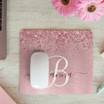 Mousepad Nome do Monograma da Lâmina Rosa Bruta de Metal Gl<br><div class="desc">Personalize facilmente este design da pastilha chic do mouse moderna com brilho bonito rosado e brilhante em um fundo metálico roxo e rosado.</div>