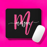 Mousepad Nome do Monograma da Rapariga Preta-Rosa Quente<br><div class="desc">Adicione um pop de cor ao seu espaço de trabalho com o nosso Pad do Rato de Nome do Mouse com Script Moderno Rosa Quente, Girly Monogramo! Apresentando um design cor-de-rosa-quente vibrante e personalizado com seu nome em um script moderno chic, este mouse pad combina estilo com praticidade. A superfície...</div>