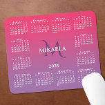 Mousepad Nome do Monograma do Calendário 2025 Gradiente Púr<br><div class="desc">O teclado do mouse do calendário Chic 2025 apresenta um nome personalizado elegante e um monograma acima do ano, no meio, rodeado por um calendário branco num gradiente rosa escuro a roxo claro. Adicione seu nome e inicial na barra lateral. Faz um presente excelente! Copyright ©Claire E. Skinner. Todos os...</div>