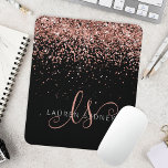 Mousepad Nome do Monograma do Metal Glitter Cor-de-Leve Dou<br><div class="desc">Placa de Mouse Elegante de Monograma Elegante Glitter Dourada Glam Rosa. Personalize facilmente este design da pastilha chic do mouse moderno com brilho brilhante rosa-ouro elegante sobre fundo preto. O design apresenta seu monograma manuscrito com toalhetes bonito e nome.</div>