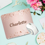 Mousepad nome do monograma do rosa gold glitter<br><div class="desc">Um fundo rosa dourado feminino falsa metálico. Decorado com pó de brilho falso. Personalize e adicione seu nome. O nome é escrito com letras grandes e em negrito.</div>