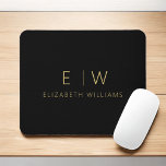 Mousepad Nome do Monograma Dourado Minimalista Negro Clássi<br><div class="desc">Atualize o seu espaço de trabalho com o nosso Classic Elegant Modern Minimalist Mouse Pad. Este sofisticado mouse pad casado perfeitamente a elegância do eterno com o minimalismo contemporâneo, adicionando um toque de refinamento à sua mesa. Feito com atenção meticulosa aos detalhes, este mouse pad é mais do que um...</div>