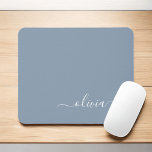 Mousepad Nome do Monograma Elegante do Script Moderno Dusty<br><div class="desc">Monograma Azul Dusty Adicionar Seu Próprio Nome Mousepad (Pad Do Mouse). Isto faz o doce e perfeito aniversário de 16 anos,  casamento,  chá de panela,  aniversário,  chá de fraldas ou festa de solteira presente para alguém que ama luxo de luxo e estilos quíticos.</div>