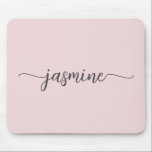 Mousepad Nome do Monograma Personalizado Rosa Rosa Rosa Sim<br><div class="desc">Girly Blush Simple Minimalist Name Signature Script Personalizado Mousepad Personalizado. Este design com seu primeiro nome em um estilo bonito, escrito à mão, estilo swash tail tipografia da fonte na cor rosa-de-rosa-pincel ou rosa-poeirento. É fácil personalizar. Excelente presente feminino para aniversário, chá de panela, dia da mãe, 16 anos e...</div>