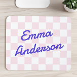 Mousepad Nome do retrorreflector rosa claro branco padrão d<br><div class="desc">Mousepad com seu nome em azul,  uma fonte azul no estilo retroativo sobre um padrão de tabuleiro branco e rosa pálido.</div>