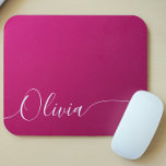 Mousepad Nome do Script de Caligrafia Elegante Branco do Sh<br><div class="desc">O Pad do Mouse Personalizado de Nome Personalizado de Caligrafia Elegante Branca, com Shimmer Cor-de-Rosa, apresenta um design simples e moderno, com seu nome personalizado em um elegante texto de caligrafia escrita à mão, em tipografia com script de caligrafia em um fundo de verão rosa metálico. Elaborado por ©Evco Studio...</div>