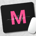 Mousepad Nome do Script do Monograma Rosa Preto<br><div class="desc">Placa inicial do mouse, preto e rosa, Girly Modern Moderno personalizado. Adicione um toque de encanto feminino e sofisticação ao seu espaço de trabalho com este mouse chic pad. Ele apresenta uma cor-de-rosa-quente magenta, arrojada, centrada em um fundo preto elegante, criando um na moda e design cinza. Perfeito para estudantes,...</div>