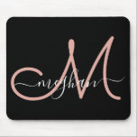 Mousepad Nome manuscrito preto moderno, cor-de-rosa, monogr<br><div class="desc">Pasta de rato personalizada personalizada, preta e rosa, moderna, elegante e minimalista, com monograma. Este design apresenta um enorme modelo de texto inicial de monograma escrito manualmente e nome próprio em cor rosa e branca sobre fundo preto. O modelo de texto do primeiro nome é escrito em uma fonte de...</div>