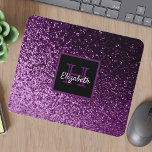 Mousepad Nome monograma de brilho púrpura<br><div class="desc">Gradiente profundo de cintilação roxa. Para o dia a dia, brilho brilhante e luxo. Para garotas adolescentes e mulheres. Um quadro preto e roxo com espaço para seu nome e letra monográfica. O nome é escrito em branco com um moderno estilo escrito à mão. A letra do monograma em roxo....</div>