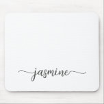 Mousepad Nome Monograma Personalizado Branco Simples Femini<br><div class="desc">Mousepad personalizado com monograma de nome simples minimalista preto e branco. Este design apresenta seu primeiro nome em uma linda fonte de letra manuscrita com cauda swash em preto sobre fundo branco. Estes são fáceis de personalizar. Ótimo presente feminino e elegante para aniversário, chá de noiva, dia das mães, aniversário...</div>