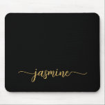 Mousepad Nome Monograma Personalizado Preto Simples Feminin<br><div class="desc">Mousepad personalizado com nome monograma minimalista simples preto e dourado. Este design apresenta seu primeiro nome em uma linda tipografia de letra manuscrita com cauda swash em preto e dourado. São fáceis de personalizar. Ótimo presente feminino e elegante para aniversário, chá de noiva, dia das mães, aniversário de 16 anos...</div>