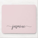 Mousepad Nome Monograma Personalizado Rosa Bege Simples e F<br><div class="desc">Mousepad personalizado com nome monograma em rosa bege simples e minimalista. Este design apresenta seu primeiro nome em uma fonte tipográfica de letra manuscrita bonita com cauda swash em rosa bege pastel claro ou rosa poeirento. Estes são fáceis de personalizar. Ótimo presente feminino e elegante para aniversário, chá de noiva,...</div>