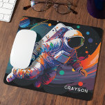 Mousepad Nome Personalizado Colorido do Espaço Moderno do A<br><div class="desc">Colorida moderna astronauta Espaço personalizado Nome do mouse Pad Mousepad apresenta um astronauta flutuando por outro lado com planetas coloridos e entalhes e personalizado com seu nome na tipografia moderna do roteiro. Perfeito como presente para amantes do espaço, família e amigos para aniversário, Natal, feriados, Dia de os pais, irmão,...</div>